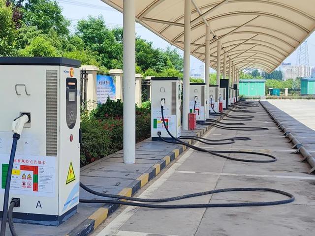 全時泊 新能源汽車充電樁、智能停車場系統(tǒng)與智能車位鎖一體化解決方案